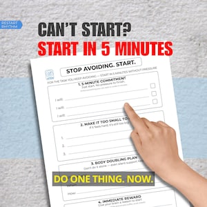 Peut inclure: Une feuille de papier blanche avec le texte "CAN'T START? START IN 5 MINUTES" et "STOP AVOIDING. START." est pointée par un doigt. Le papier comprend des sections pour un engagement de 5 minutes, le rendre trop petit, un plan de doublement corporel et une récompense immédiate.