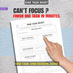 Puede incluir: Un papel blanco con el texto "ONE TASK RESET" y "CAN'T FOCUS? FINISH ONE TASK IN MINUTES." El papel incluye secciones para el enfoque, las distracciones y la descomposición de tareas. Una mano señala la sección "DISTRACTIONS". El tema general es la productividad.