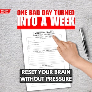 Può includere: Un foglio di carta bianco con il testo "ONE BAD DAY TURNED INTO A WEEK" e "RESET YOUR BRAIN WITHOUT PRESSURE". Una mano indica il testo "BODY RESET - QUICK CHECK". Una penna argento e nera è sulla destra.