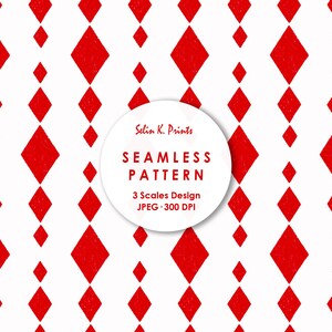 Op de afbeelding: Een naadloos patroon met rode ruiten van verschillende groottes gerangschikt in verticale kolommen op een witte achtergrond. Een rond wit label in het midden toont de tekst Selin K. Prints SEAMLESS PATTERN 3 Scales Design JPEG 300 DPI.