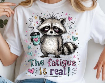 Grumpy Raccoon Coffee PNG, design PNG in stile doodle di tendenza, umorismo introverso, umorismo sul caffè, vita divertente da mamma, umorismo per il ritorno a scuola