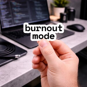 Burnout Mode Sticker - Lustiger Programmierer Aufkleber, Tech Burnout Humor, Coding Sticker, Programmierer Geschenk, Laptop Aufkleber
