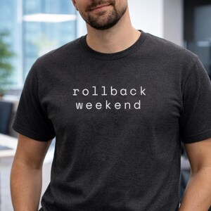 Rollback Weekend T-shirt – Minimalistisch T-shirt met ontwikkelaarshumor