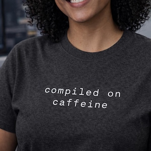 Camiseta "Compiled on Caffeine": Humor minimalista para desarrolladores, programadores y ingenieros de software.