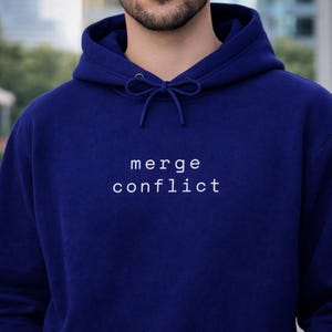 Merge Conkonflikt Hoodie – Minimalistisches Coding Humor Pullover