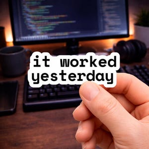 Es hat gestern funktioniert Aufkleber - Lustiger Programmierer Aufkleber, Programmierer Aufkleber, Programmierer Geschenk, Tech Humor, Laptop Aufkleber