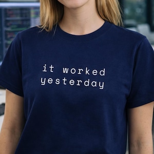 Maglietta "It Worked Yesterday" - Maglietta minimalista con umorismo da sviluppatore