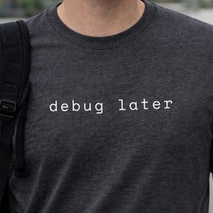 T-shirt debuggen later - minimalistisch T-shirt met humor voor ontwikkelaar, shirt coderingssoftware-ingenieur, cadeau programmeur