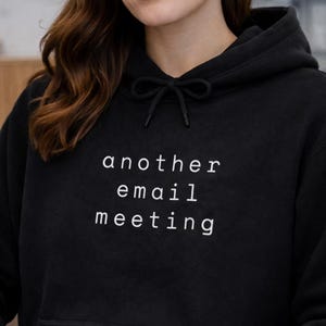 Another Email Meeting-hoodie: minimalistisch sweatshirt voor ontwikkelaar en programmeur, coderingshumor cadeau