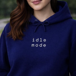 Hoodie in standby-stand: minimalistisch sweatshirt voor ontwikkelaar met technische humor, cadeau voor programmeur