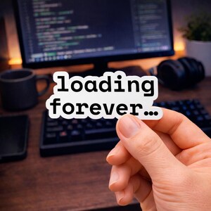 Naklejka „Ładowanie na zawsze” – zabawna naklejka dla programisty, humor programistyczny, wypalenie technologiczne, prezent dla programisty, naklejka na laptopa, z którą można się utożsamić