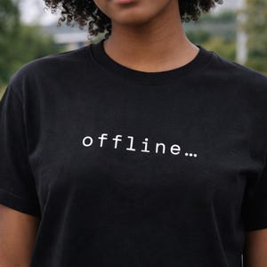 Maglietta Offline – Maglietta minimalista con umorismo da sviluppatore, regalo per programmatori