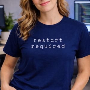 Maglietta "Riavvio necessario" - Maglietta minimalista con umorismo da programmatore