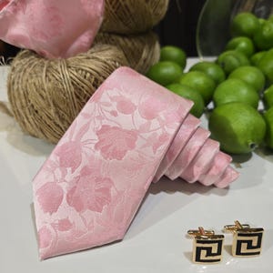 Corbata rosa claro con estampado floral, accesorio formal para bodas y negocios.