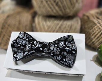 Glänzendes keramisches Fliege-Accessoire für die formale Kleidung