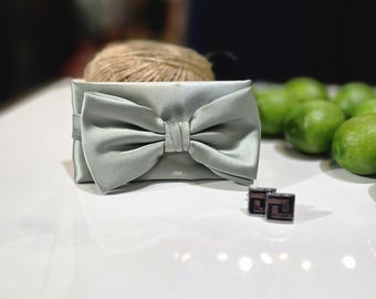 Set van effen vlinderdas en pochet – klassieke formele strik (salie)