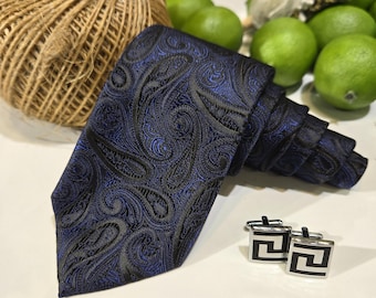 Corbata azul marino y negra con estampado paisley, accesorio formal para bodas y negocios.