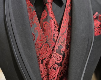 Conjunto de chaleco Paisley para hombre con corbata y pañuelo de bolsillo a juego en rojo y negro.