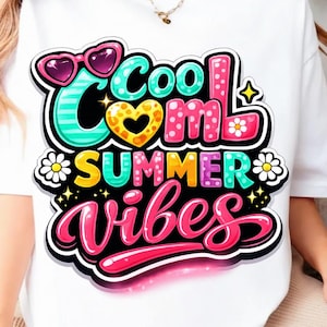 Puede incluir: Camiseta blanca con un diseño gráfico colorido. El diseño incluye las palabras "Cool Summer Vibes" en una fuente divertida, con gafas de sol en forma de corazón y detalles florales. Una camiseta casual de verano.