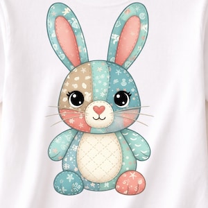 Pode incluir: Ilustração de um coelho de desenho animado colorido com design de patchwork. O coelho apresenta seções azuis, bege e rosa com padrões florais e de estrelas. Tem olhos pretos grandes, nariz em forma de coração rosa e bigodes. Fundo branco.