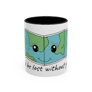 Op de afbeelding: Een set van drie keramische mokken met een gespikkelde, matte afwerking. De mokken zijn in de kleuren crème, lichtgrijs en donkergrijs. Elke mok heeft een eenvoudig, minimalistisch ontwerp en een afgeronde handgreep.