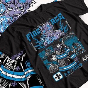 Może przedstawiać: Czarny t-shirt z niebiesko-białą grafiką w stylu anime. Projekt zawiera tekst "FIRE FORCE" i japońskie znaki. Grafika przedstawia postacie z płomieniami. Okrągły dekolt.