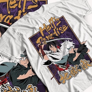 Pode incluir: Camiseta branca com um gráfico da série de anime Hell's Paradise. O design apresenta dois personagens de anime com espadas, em um fundo roxo e dourado. O texto "Hell's Paradise" é exibido.