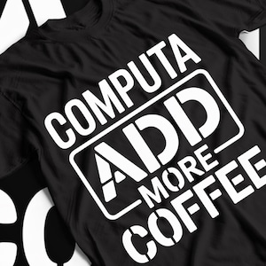Peut inclure: T-shirt noir avec l'inscription blanche "COMPUTA ADD MORE COFFEE". Le texte est disposé en superposition, avec "ADD" dans un rectangle blanc. Le t-shirt est en matière souple.