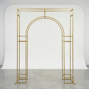 Könnte beinhalten: Ein goldfarbener Metall-Hochzeitsbogen mit rechteckiger Oberseite und gewölbter Mitte. Der Bogen hat ein modernes Design mit klaren Linien und eignet sich für Zeremonien im Freien oder in Innenräumen. Der Bogen ist aus Metall und hat eine goldene Oberfläche.