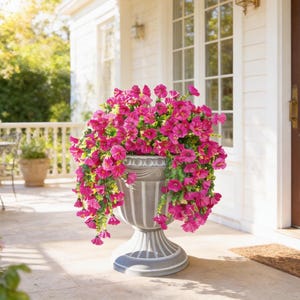 Pode incluir: Uma caneca de cerâmica branca com uma alça preta e o texto "But First, Coffee" em preto, com uma fonte manuscrita. A caneca está sobre uma superfície branca.