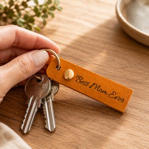Personalisierter Schlüsselanhänger Kunstleder mit Gravur Name Datum Geschenk für Mama Papa Paar