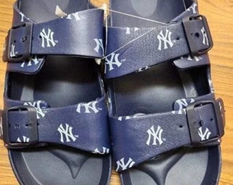 Sandalias de goma con mini logo y doble hebilla de los New York Yankees para mujer, talla XL (11-12).