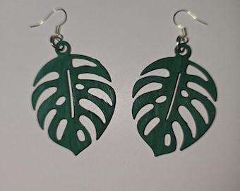 Pendientes de madera cortados con láser estilo boho, color verde hoja, ligeros, hechos a mano.