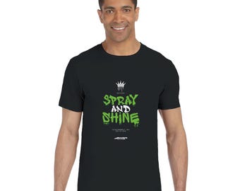 Camiseta gráfica Spray and Shine, camiseta negra estilo streetwear, camiseta estilo graffiti urbano, camiseta unisex estética, top de moda urbana minimalista y moderno.