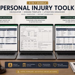 Może przedstawiać: Trzy laptopy wyświetlające szablony Excel dla zestawu narzędzi do spraw osobistych. Zestaw narzędzi zawiera kalkulator, szablon wezwania do zapłaty i organizator sporów sądowych. Młotek, książka i filiżanka kawy również znajdują się na drewnianym biurku.