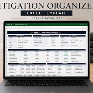 Puede incluir: Un ordenador portátil muestra una plantilla de Excel titulada "Litigation Organizer". La pantalla muestra una descripción detallada del caso, un rastreador de tareas y registros de documentos. La imagen incluye un bloc de notas, un bolígrafo, una taza de café y libros de derecho.