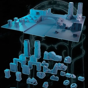 Könnte beinhalten: Ein hellblaues Miniatur-Fantasy-Geländeset mit einer Brücke, Säulen und architektonischen Ruinen. Das Set enthält mehrere Teile zum Bau einer Tabletop-Gaming-Umgebung. Die Teile sind so gestaltet, dass sie wie antike Ruinen aussehen.