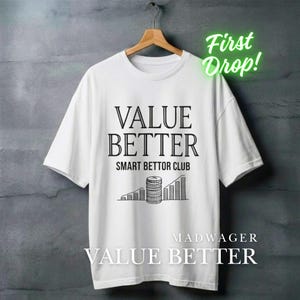 Pode incluir: Camiseta branca com o texto "VALUE BETTER SMART BETTOR CLUB" em preto. A camiseta também apresenta um gráfico de moedas empilhadas e um gráfico de barras ascendente. As palavras "First Drop!" estão em néon verde. A marca "MADWAGER" também é visível.