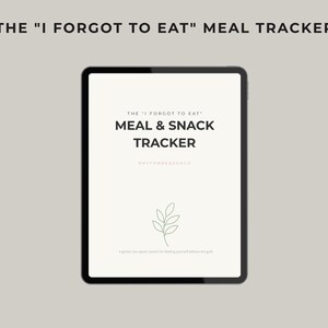 Könnte beinhalten: Ein digitaler Essens- und Snack-Tracker, der auf einem Tablet angezeigt wird. Der Bildschirm zeigt den Text "THE 'I FORGOT TO EAT' MEAL & SNACK TRACKER" mit einem minimalistischen Blattdesign. Das Tablet hat einen schwarzen Rahmen und einen neutralen Hintergrund.