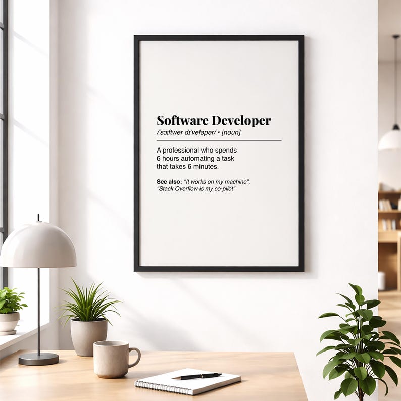 Pu&ograve; includere: Una stampa incorniciata con la definizione di "Sviluppatore software" in testo nero su sfondo bianco. La definizione include la pronuncia fonetica, una descrizione e frasi correlate. La cornice &egrave; nera.