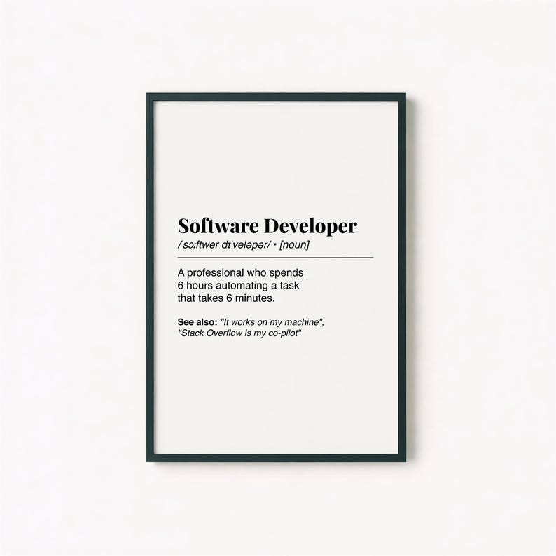 Pu&ograve; includere: Una stampa incorniciata con il testo "Software Developer" in grassetto. La definizione include la pronuncia fonetica e una descrizione umoristica della professione. Ulteriori citazioni sono incluse sotto la definizione.