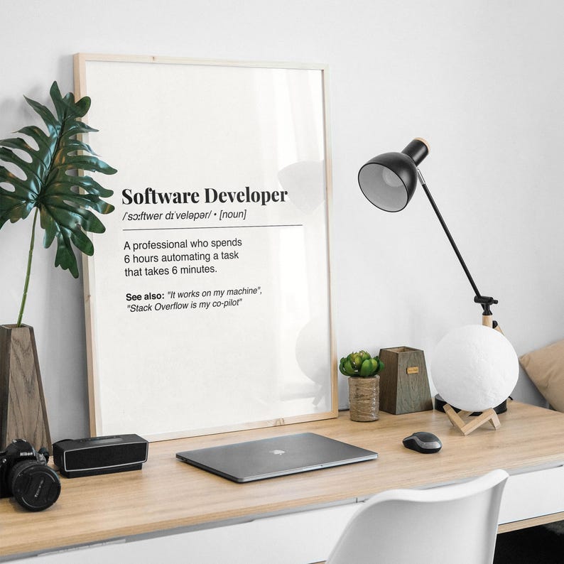 Pu&ograve; includere: Una tazza di ceramica bianca con manico nero e la scritta "But First, Coffee" in grassetto nero. La tazza &egrave; posta su uno sfondo sfocato, che suggerisce un'atmosfera accogliente.