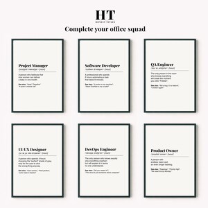 Pu&ograve; includere: Sei stampe artistiche incorniciate con cornici nere e sfondi bianchi. Ogni stampa presenta un titolo di lavoro e una definizione, tra cui Project Manager, Software Developer, QA Engineer, UI/UX Designer, DevOps Engineer e Product Owner.