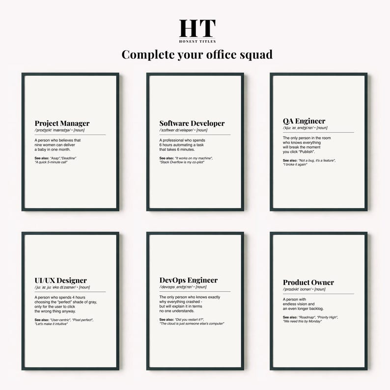 Pu&ograve; includere: Sei stampe artistiche incorniciate con cornici nere e sfondi bianchi. Ogni stampa presenta un titolo di lavoro e una definizione, tra cui Project Manager, Software Developer, QA Engineer, UI/UX Designer, DevOps Engineer e Product Owner.