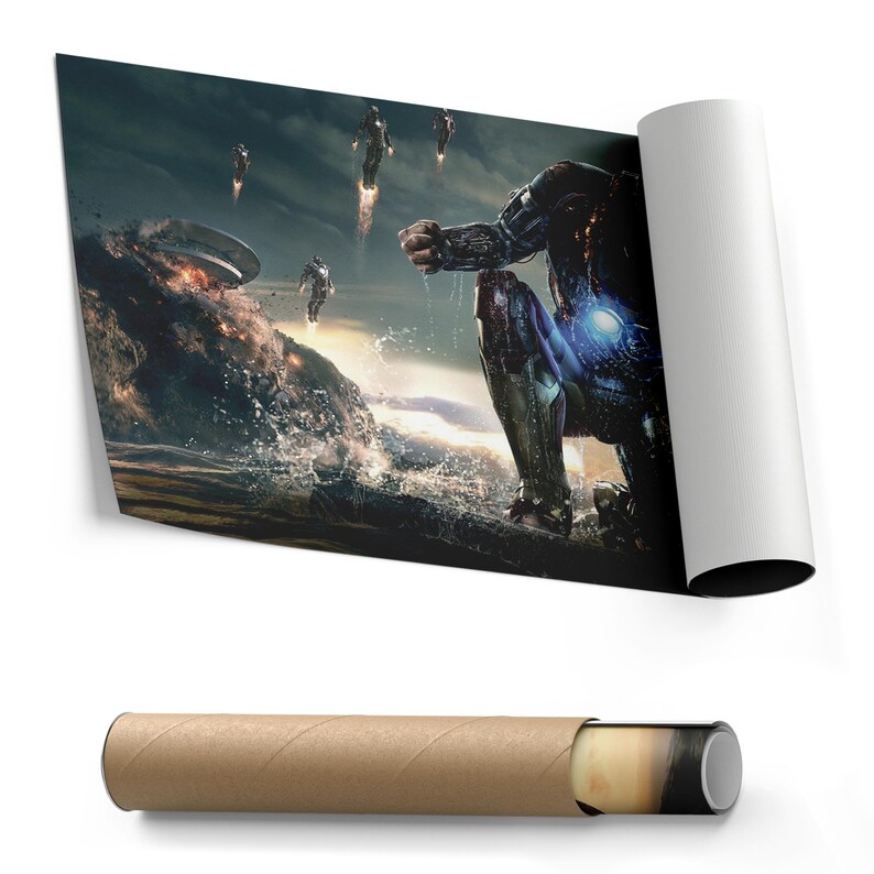Op de afbeelding: Gerolde posterprint met een futuristische actiesc&egrave;ne met een figuur in een metalen pak, explosies en vliegende figuren. De print is gedeeltelijk uitgerold en onthult een witte achterkant. Onderaan een bruine kartonnen koker.