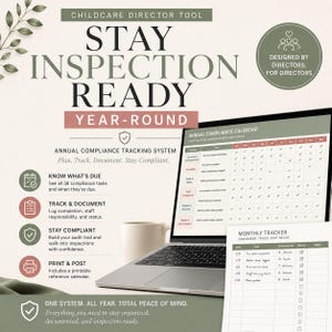 Pu&ograve; includere: Un laptop mostra un calendario di conformit&agrave; annuale e un tracker mensile, con la scritta "STAY INSPECTION READY". Una tazza bianca &egrave; accanto al laptop. L'immagine promuove uno strumento per i direttori di asili nido.