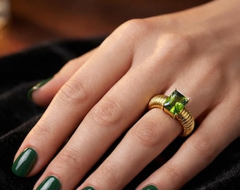 Anillo llamativo de acero inoxidable chapado en oro, anillo de circonita talla esmeralda, anillo de banda gruesa acanalada, anillo de cóctel de lujo para mujer.