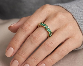 Anillo de lujo de eternidad verde esmeralda con baño de oro y banda de circonitas cúbicas en tono plata, anillo apilable llamativo, regalo elegante para ella.