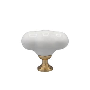 Könnte beinhalten: Ein weißer Keramik-Möbelknopf mit einer glatten, abgerundeten, wolkenartigen Form. Der Knopf ist an einem kreisförmigen, goldfarben gebürsteten Metallsockel und einem kurzen, zylindrischen Schaft befestigt, der mit dem weißen Hauptkörper verbunden ist.