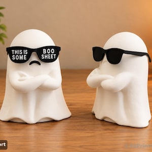 Könnte beinhalten: Zwei weiße Geisterfiguren mit matter Oberfläche, die jeweils eine schwarze Sonnenbrille tragen. Der linke Geist hat den Text "THIS IS SOME BOO SHEET" auf den Gläsern. Beide haben die Arme vor der Brust verschränkt und einen kleinen Schmollmund.